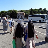 Het was zo warm dat zelfs de nonnen een extra petje droegen